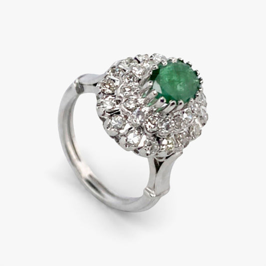 Sortija realizada en oro blanco de 18kt con rosetón de esmeralda talla oval y 2 orlas de brillantes. Rosetones de esmeraldas al mejor precio