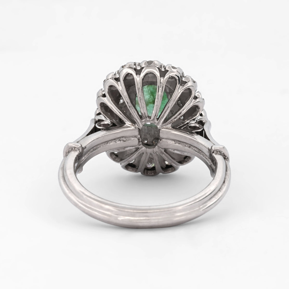 Sortija realizada en oro blanco de 18kt con rosetón de esmeralda talla oval y 2 orlas de brillantes. Rosetones de esmeraldas al mejor precio
