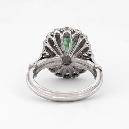 Sortija realizada en oro blanco de 18kt con rosetón de esmeralda talla oval y 2 orlas de brillantes. Rosetones de esmeraldas al mejor precio