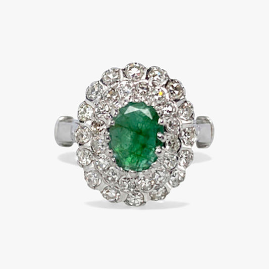 Sortija realizada en oro blanco de 18kt con rosetón de esmeralda talla oval y 2 orlas de brillantes. Rosetones de esmeraldas al mejor precio
