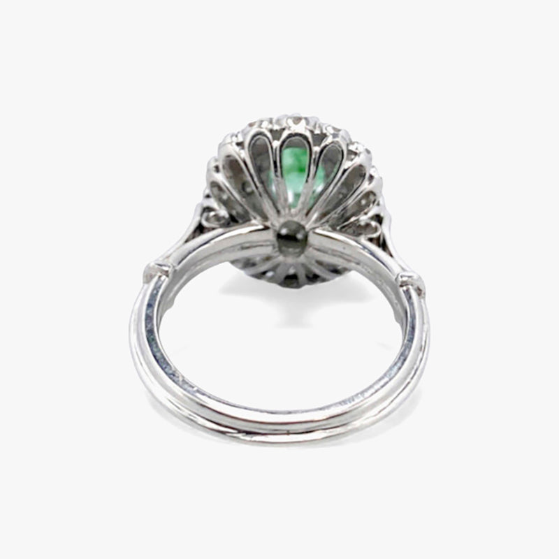 Sortija realizada en oro blanco de 18kt con rosetón de esmeralda talla oval y 2 orlas de brillantes. Rosetones de esmeraldas al mejor precio
