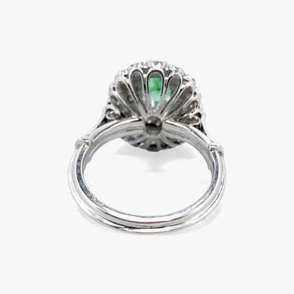 Sortija realizada en oro blanco de 18kt con rosetón de esmeralda talla oval y 2 orlas de brillantes. Rosetones de esmeraldas al mejor precio