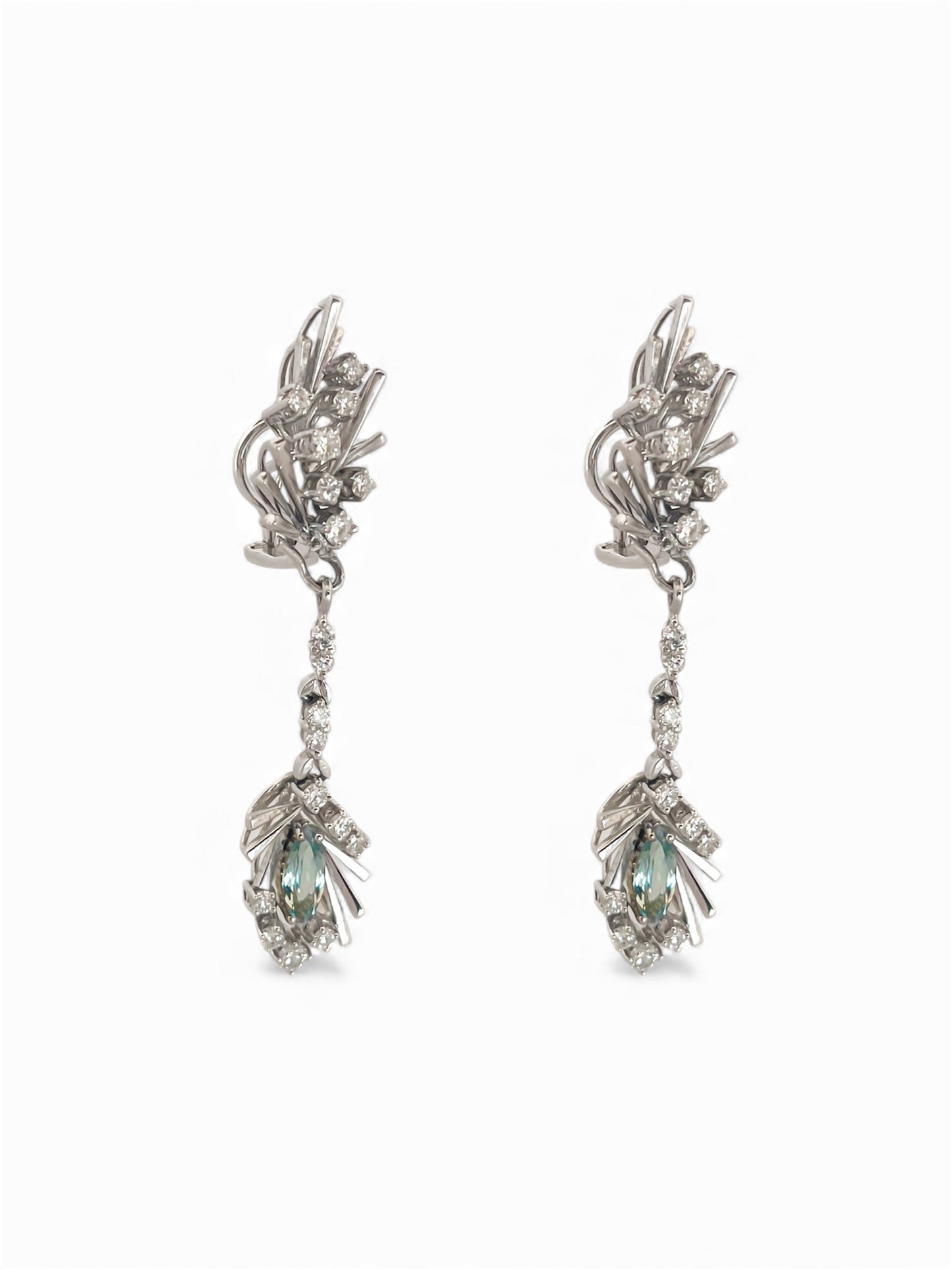 Comprar pendientes vintage largos realizados en oro blanco de 18kt. Cierre omega. Joyas vintage y antigua restauradas al mejor precio.