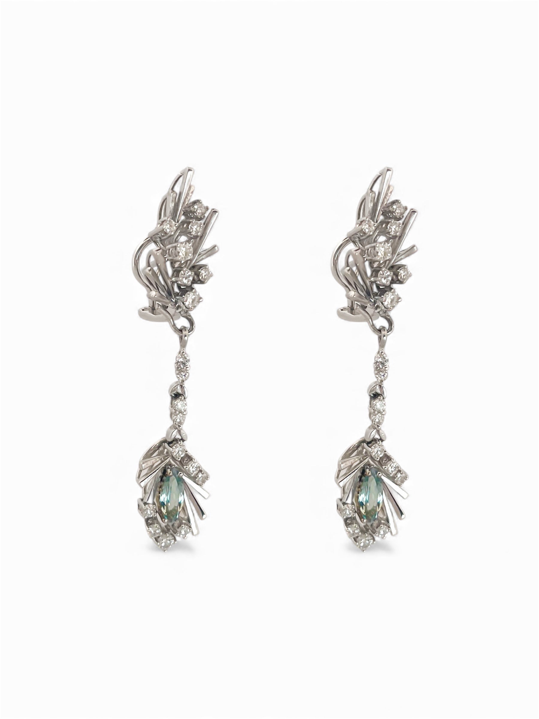 Comprar pendientes vintage largos realizados en oro blanco de 18kt. Cierre omega. Joyas vintage y antigua restauradas al mejor precio.