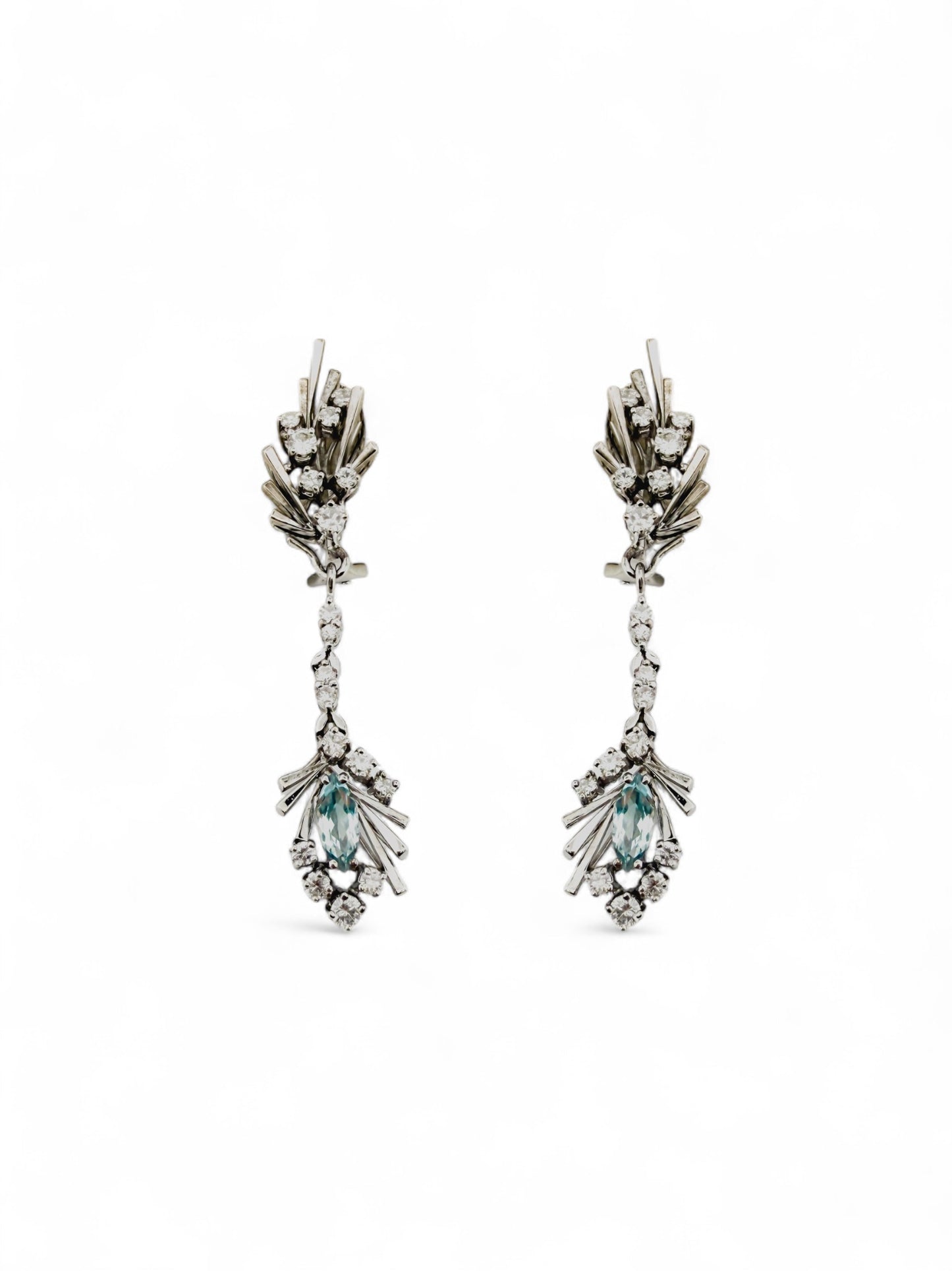 Comprar pendientes vintage largos realizados en oro blanco de 18kt. Cierre omega. Joyas vintage y antigua restauradas al mejor precio.