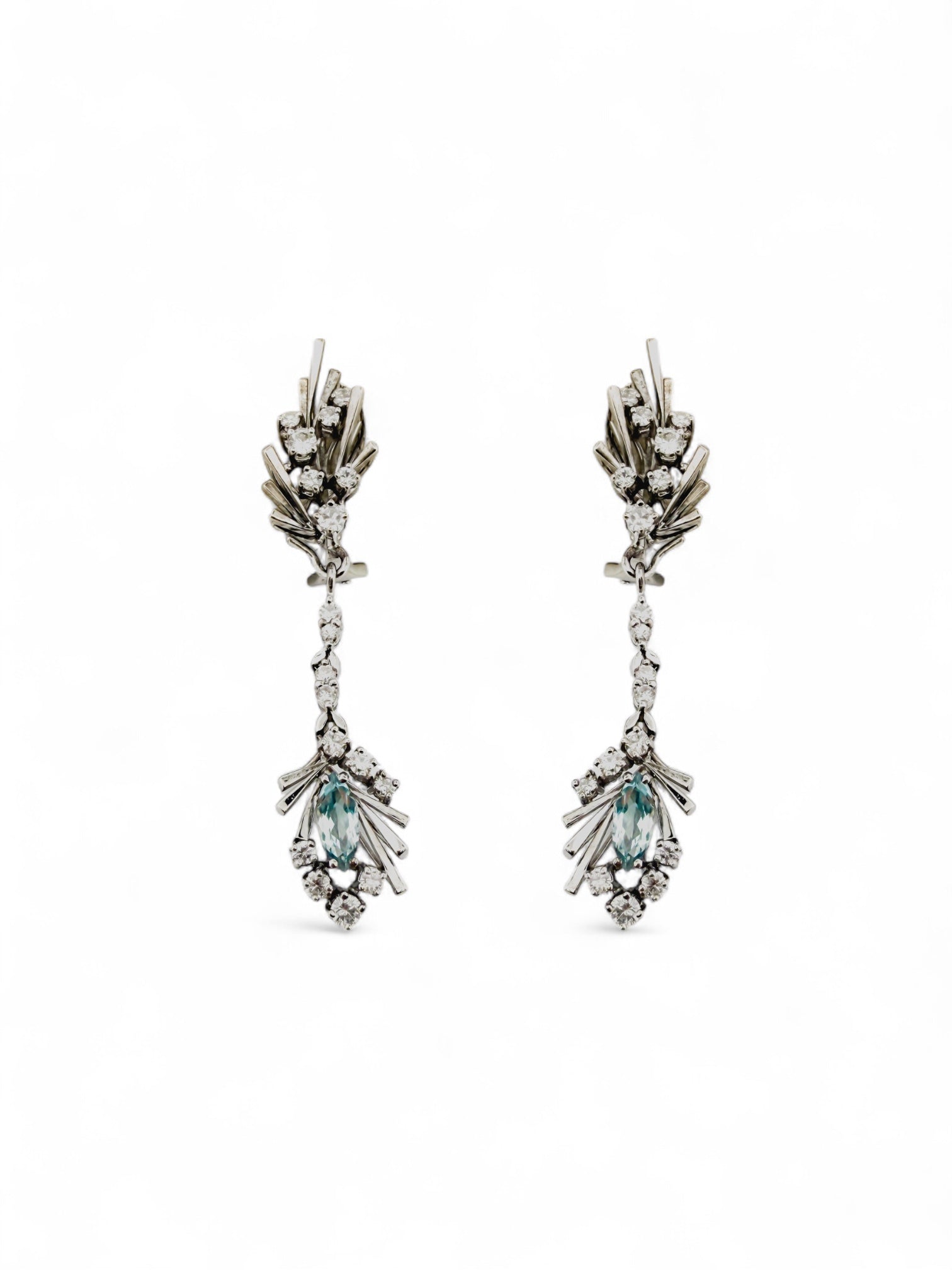 Comprar pendientes vintage largos realizados en oro blanco de 18kt. Cierre omega. Joyas vintage y antigua restauradas al mejor precio.