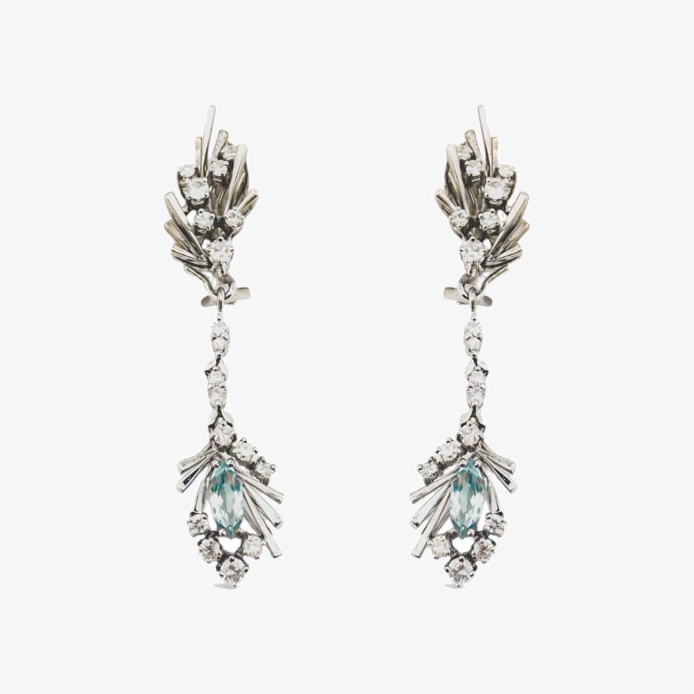Comprar pendientes vintage largos realizados en oro blanco de 18kt. Cierre omega. Joyas vintage y antigua restauradas al mejor precio.
