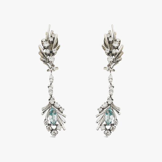 Comprar pendientes vintage largos realizados en oro blanco de 18kt. Cierre omega. Joyas vintage y antigua restauradas al mejor precio.
