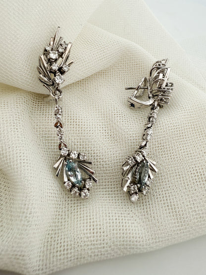 Comprar pendientes vintage largos realizados en oro blanco de 18kt. Cierre omega. Joyas vintage y antigua restauradas al mejor precio.