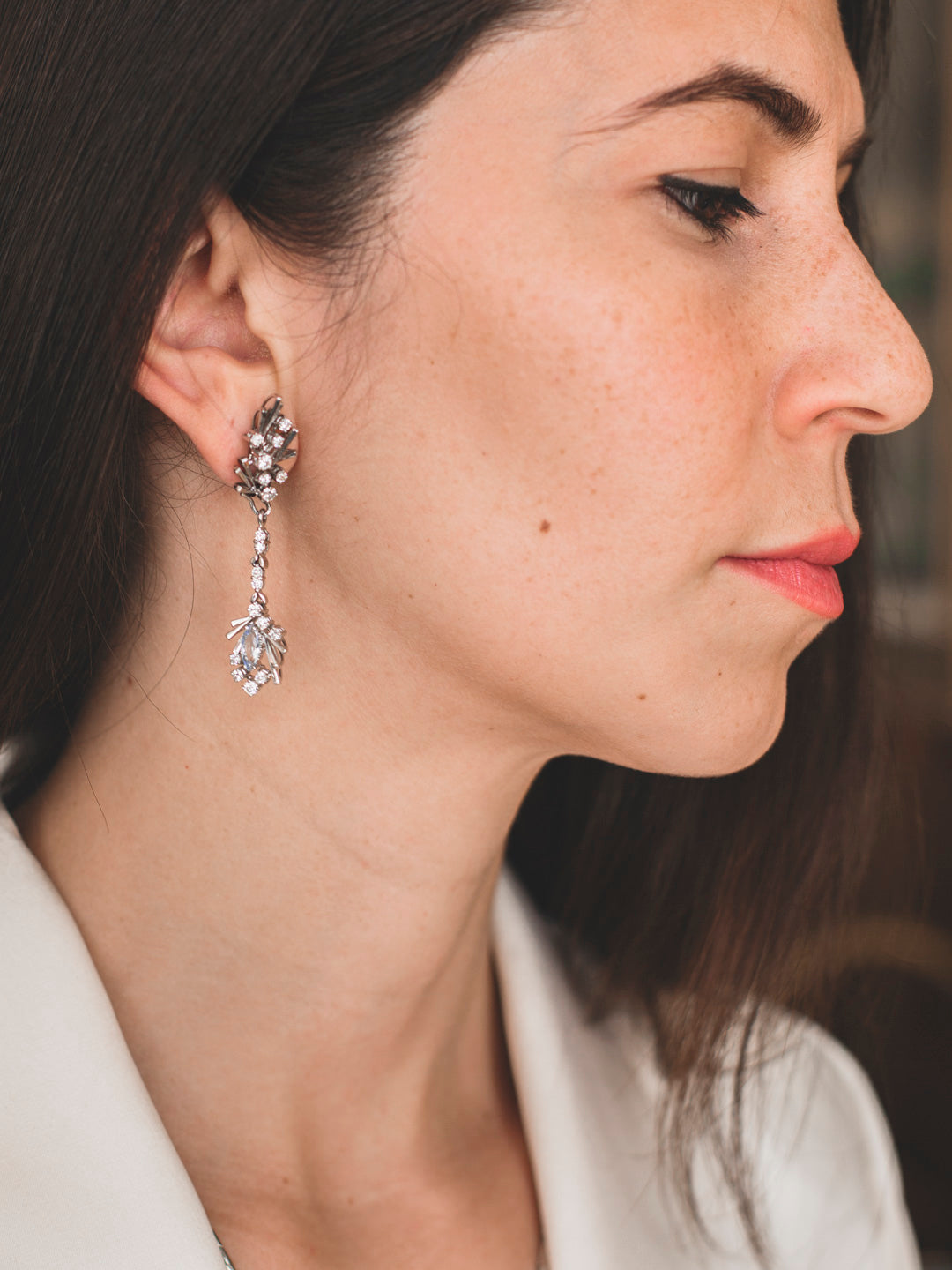 Comprar pendientes vintage largos realizados en oro blanco de 18kt. Cierre omega. Joyas vintage y antigua restauradas al mejor precio.