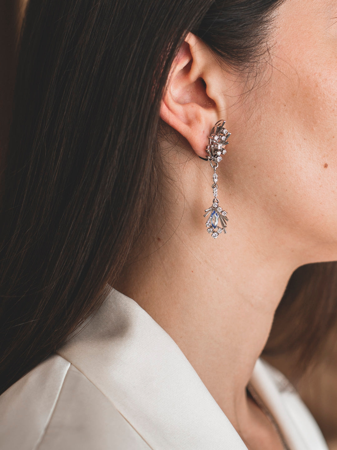 Comprar pendientes vintage largos realizados en oro blanco de 18kt. Cierre omega. Joyas vintage y antigua restauradas al mejor precio.