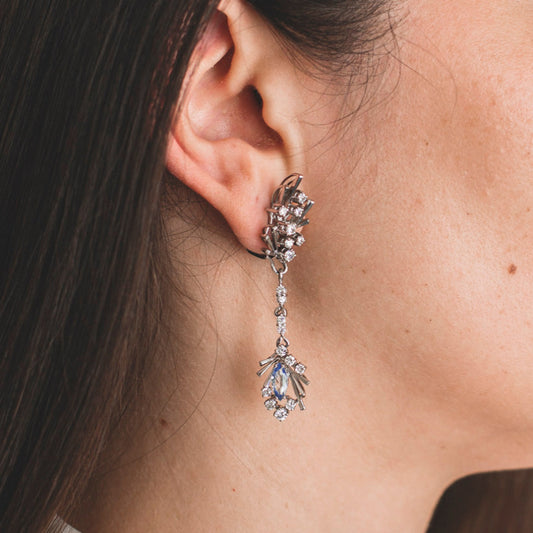 Comprar pendientes vintage largos realizados en oro blanco de 18kt. Cierre omega. Joyas vintage y antigua restauradas al mejor precio.