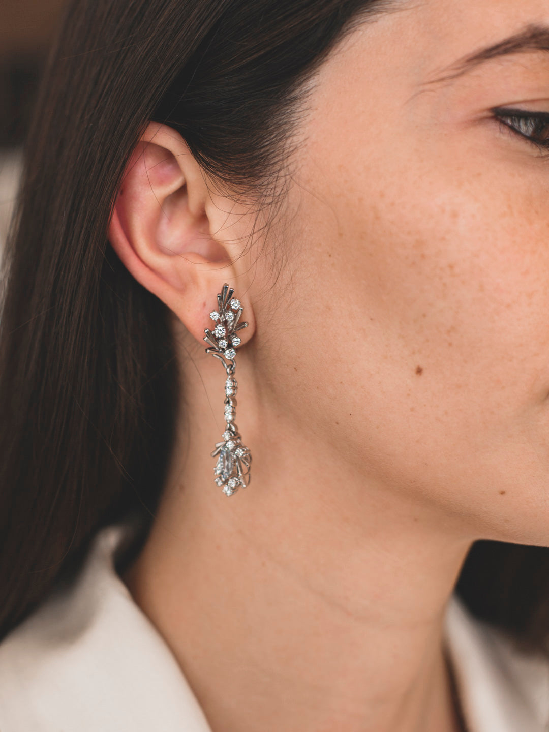 Comprar pendientes vintage largos realizados en oro blanco de 18kt. Cierre omega. Joyas vintage y antigua restauradas al mejor precio.