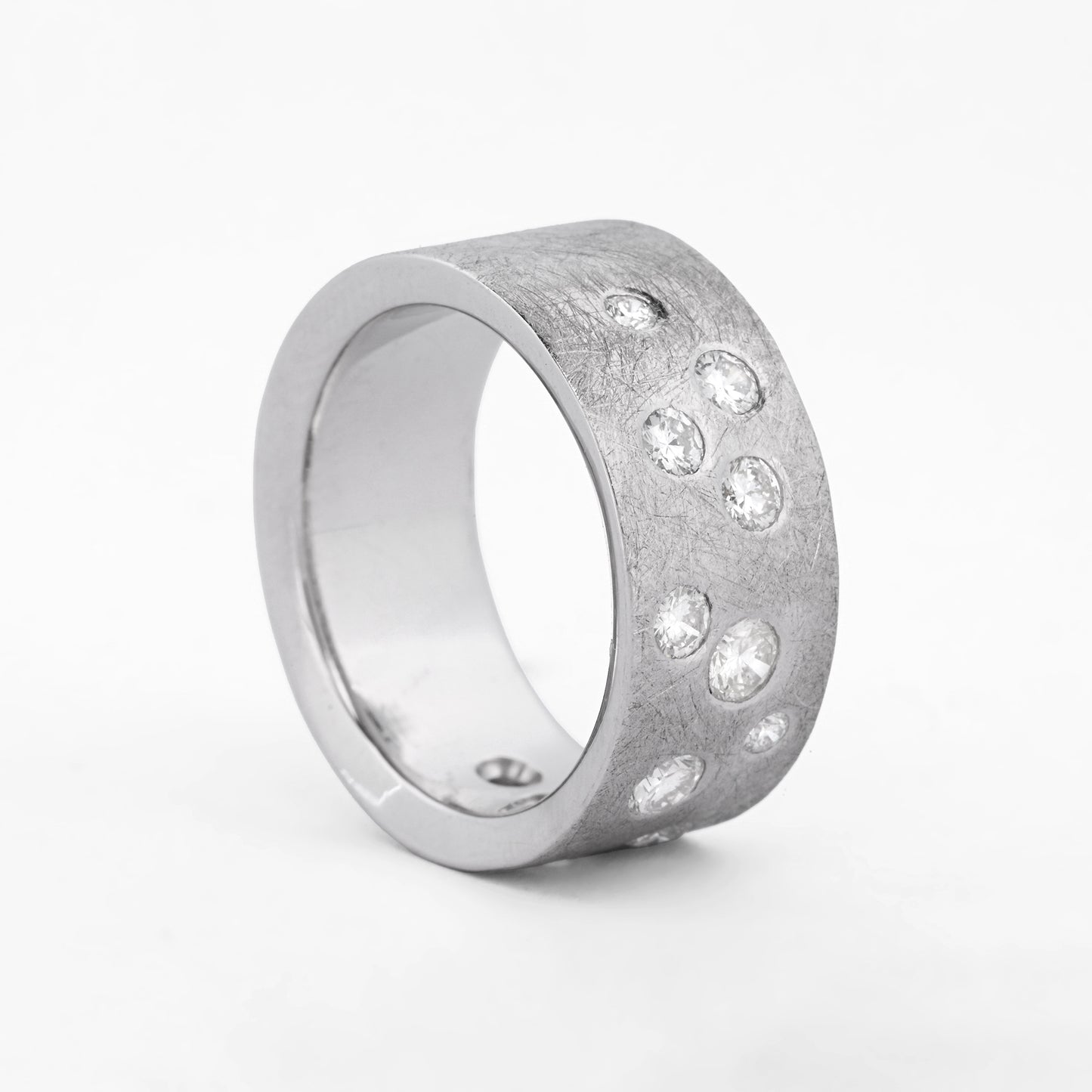 Comprar sortija realizada en oro blanco mate de 18kt con brillantes alternos engastado en la parte frontal. Pieza certificada y envío gratuito