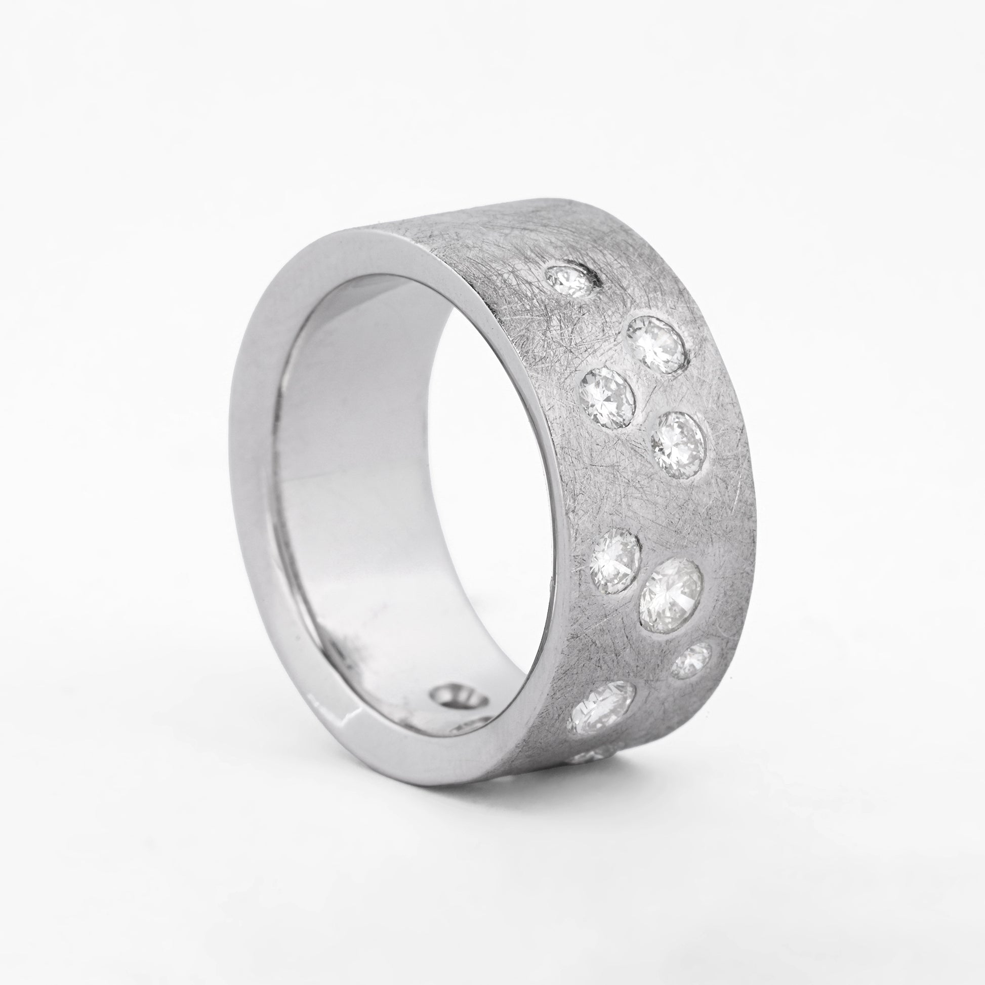 Comprar sortija realizada en oro blanco mate de 18kt con brillantes alternos engastado en la parte frontal. Pieza certificada y envío gratuito