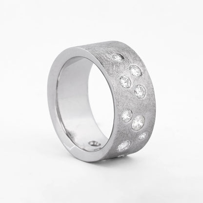 Comprar sortija realizada en oro blanco mate de 18kt con brillantes alternos engastado en la parte frontal. Pieza certificada y envío gratuito