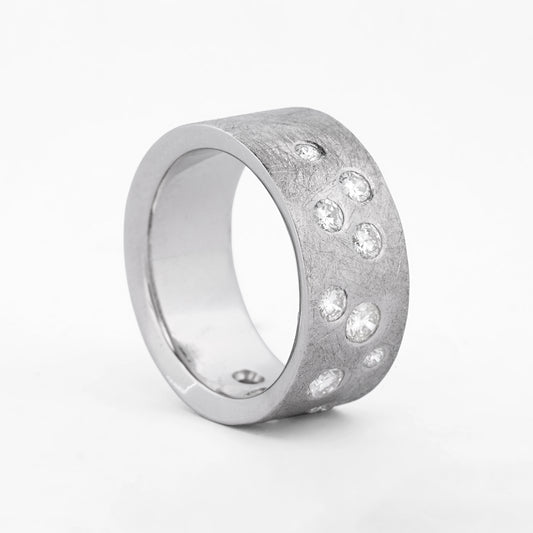Comprar sortija realizada en oro blanco mate de 18kt con brillantes alternos engastado en la parte frontal. Pieza certificada y envío gratuito