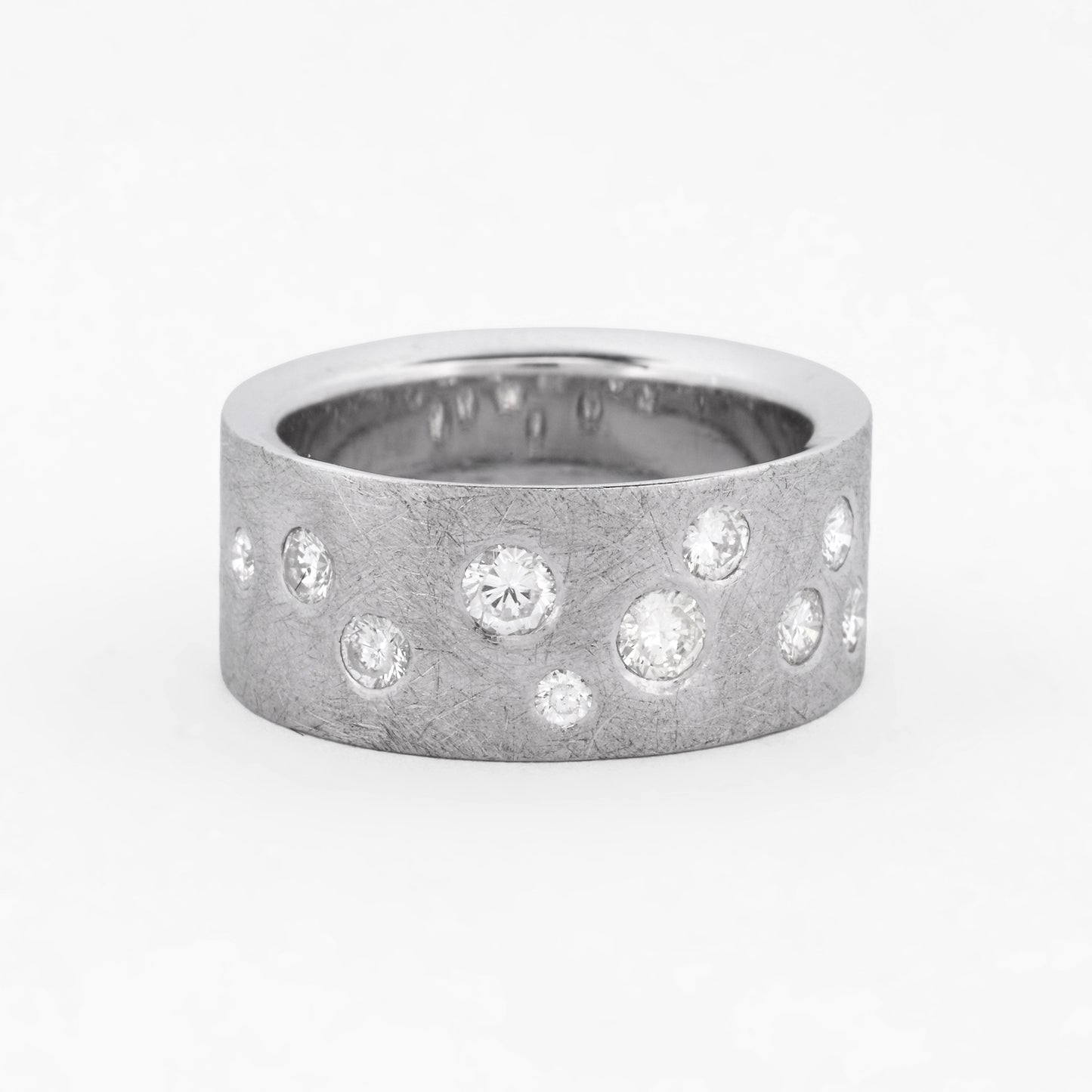 Comprar sortija realizada en oro blanco mate de 18kt con brillantes alternos engastado en la parte frontal. Pieza certificada y envío gratuito