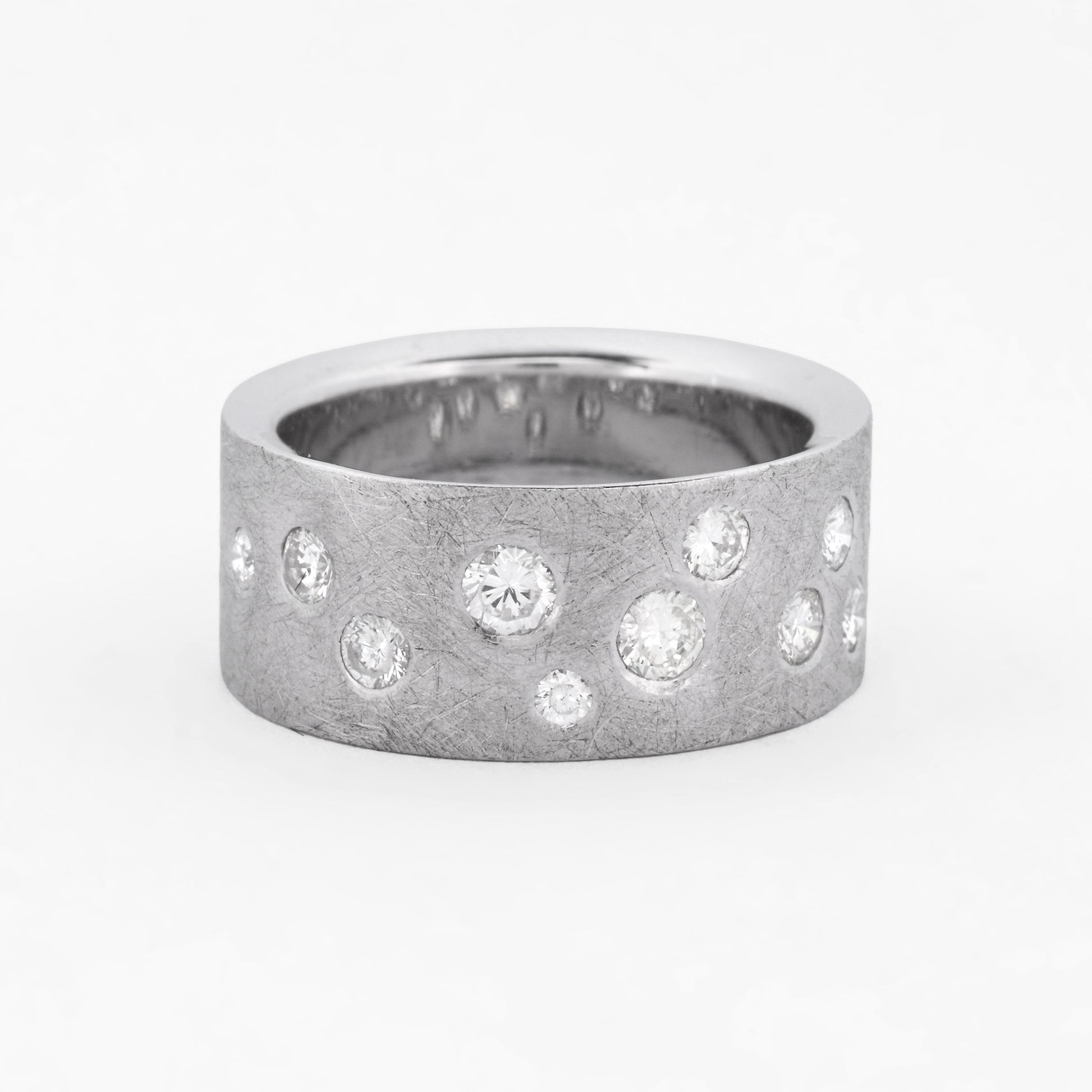 Comprar sortija realizada en oro blanco mate de 18kt con brillantes alternos engastado en la parte frontal. Pieza certificada y envío gratuito