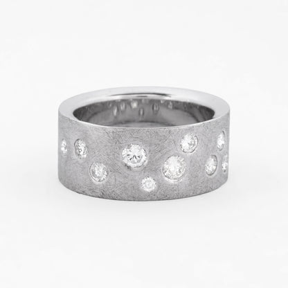 Comprar sortija realizada en oro blanco mate de 18kt con brillantes alternos engastado en la parte frontal. Pieza certificada y envío gratuito