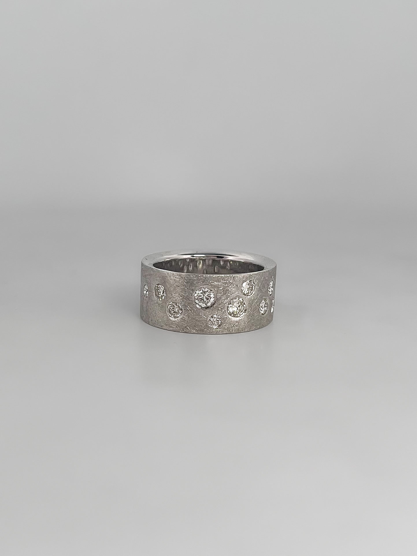 Comprar sortija realizada en oro blanco mate de 18kt con brillantes alternos engastado en la parte frontal