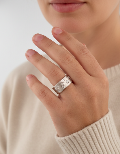 Comprar sortija realizada en oro blanco mate de 18kt con brillantes alternos engastado en la parte frontal