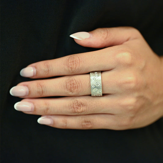 Comprar sortija realizada en oro blanco mate de 18kt con brillantes alternos engastado en la parte frontal. Pieza certificada y envío gratuito