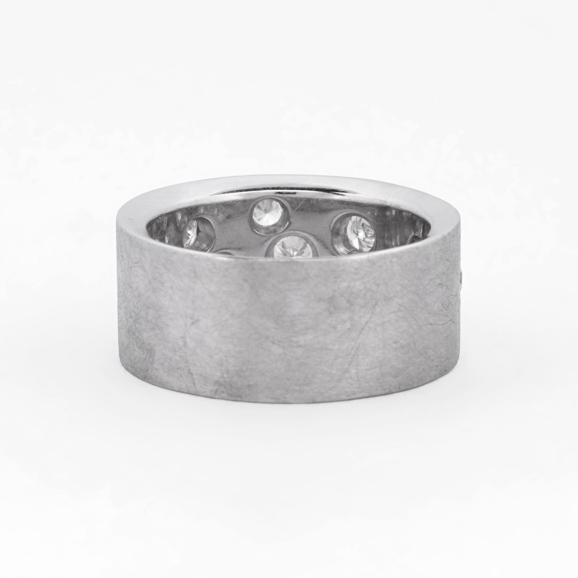 Comprar sortija realizada en oro blanco mate de 18kt con brillantes alternos engastado en la parte frontal. Pieza certificada y envío gratuito