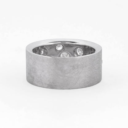 Comprar sortija realizada en oro blanco mate de 18kt con brillantes alternos engastado en la parte frontal. Pieza certificada y envío gratuito