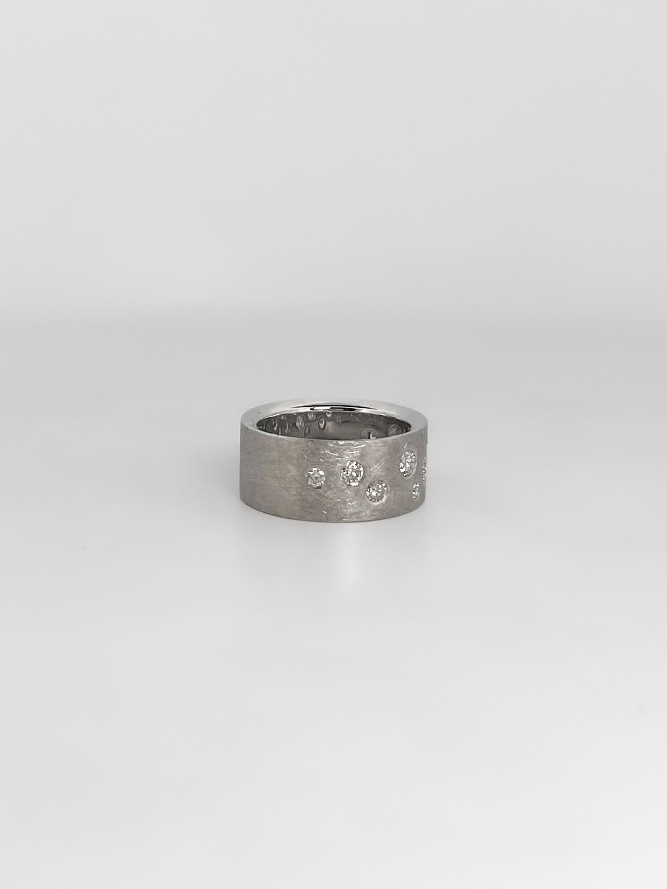 Comprar sortija realizada en oro blanco mate de 18kt con brillantes alternos engastado en la parte frontal