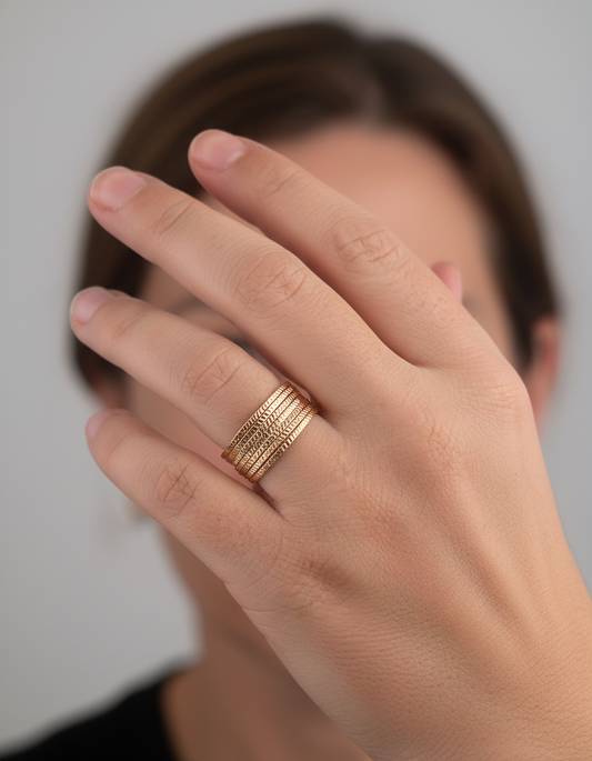 Comprar Anillo tipo semanario realizado en oro amarillo de 18kt con 7 aros texturizados. Joyas de oro al peso al mejor precio