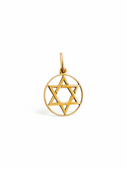 Comprar colgante medalla de estrella de David realizado en oro amarillo de 18kt. La medalla mide 25mm de largo (incluyendo la balía) y 17mm de ancho.Joyas de segunda mano. Restauramos joyas para darles una nueva vida.