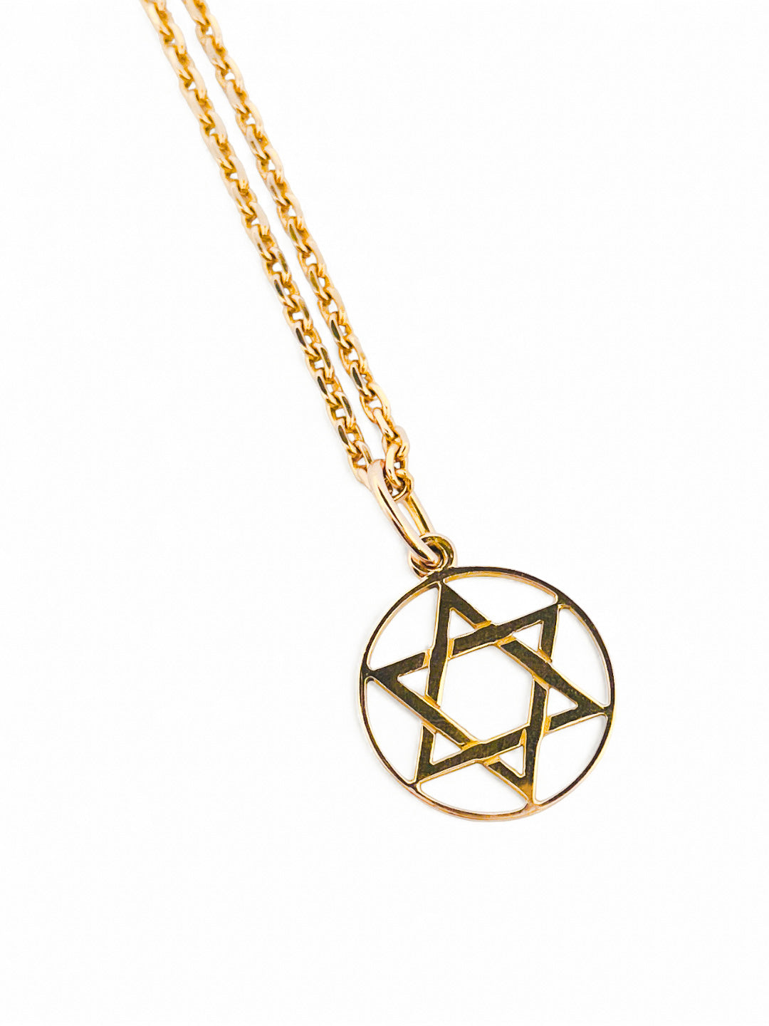 Comprar colgante medalla de estrella de David realizado en oro amarillo de 18kt. La medalla mide 25mm de largo (incluyendo la balía) y 17mm de ancho.Joyas de segunda mano. Restauramos joyas para darles una nueva vida.