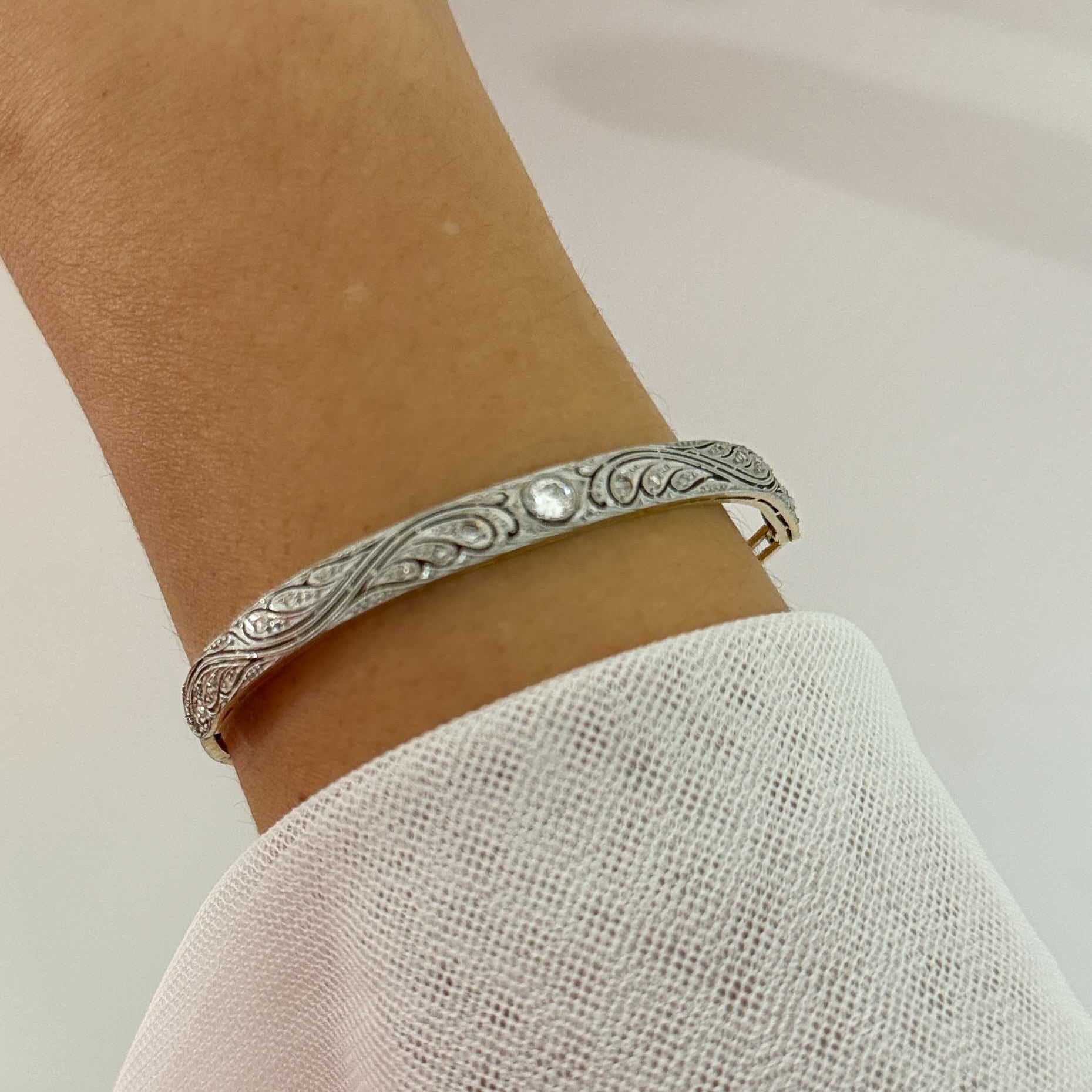 Comprar pulsera semirrígida Art Deco realizada en oro blanco de 18kt y platino con diamante central y diamantes talla antigua a lo largo de la pulsera. Ian'Or.