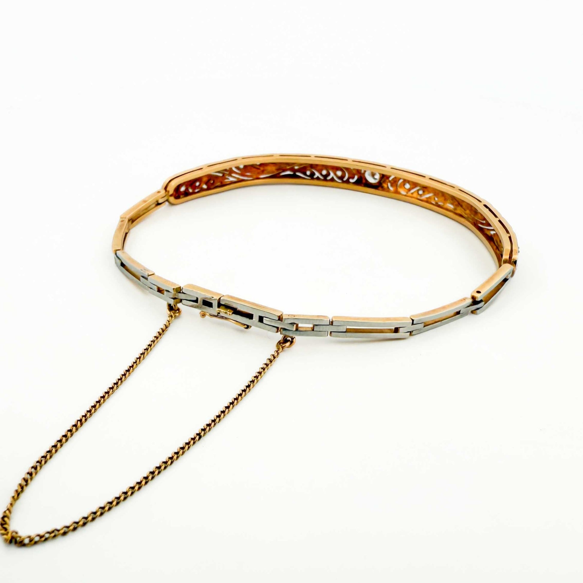 Comprar pulsera semirrígida Art Deco realizada en oro blanco de 18kt y platino con diamante central y diamantes talla antigua a lo largo de la pulsera. Ian'Or.