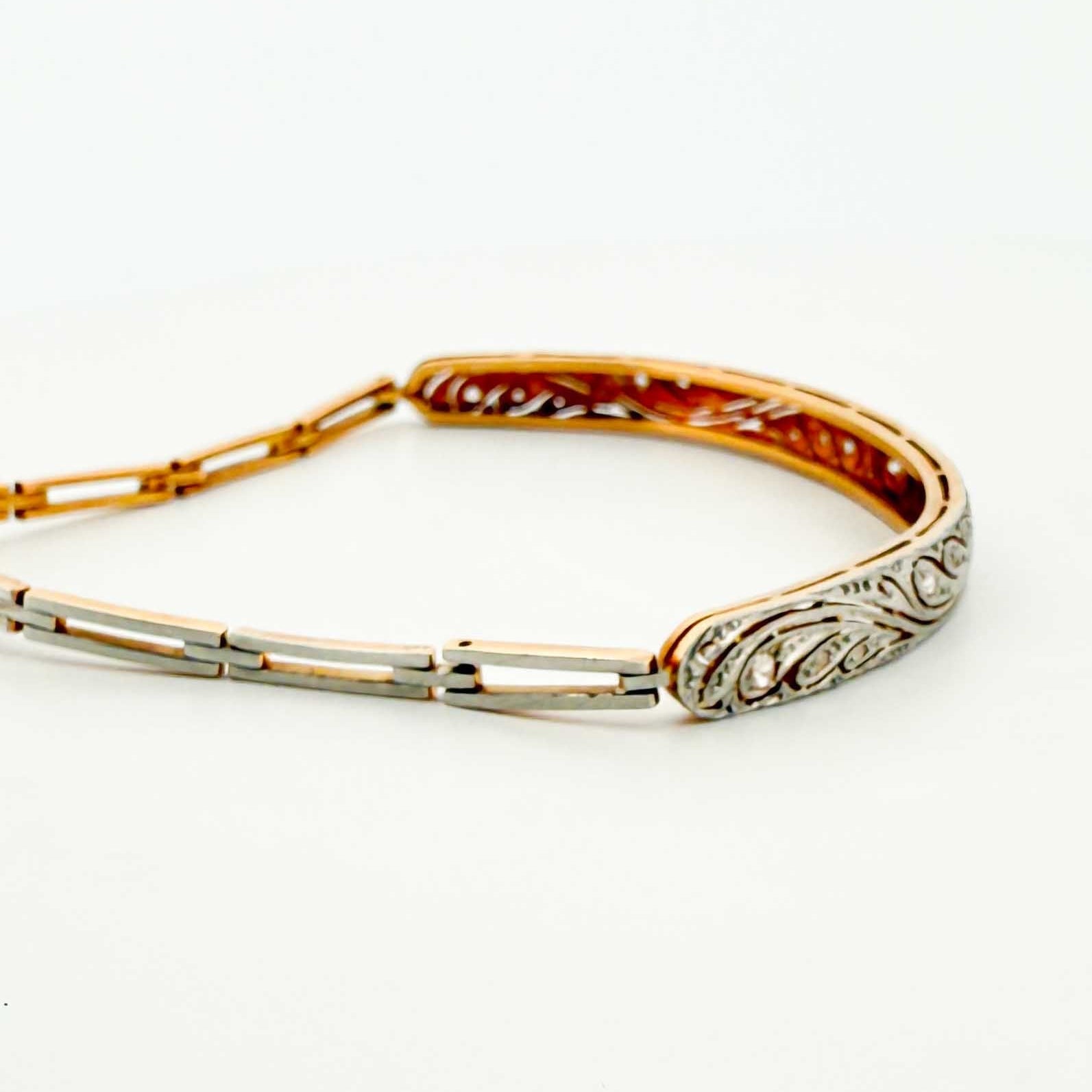 Comprar pulsera semirrígida Art Deco realizada en oro blanco de 18kt y platino con diamante central y diamantes talla antigua a lo largo de la pulsera. Ian'Or.