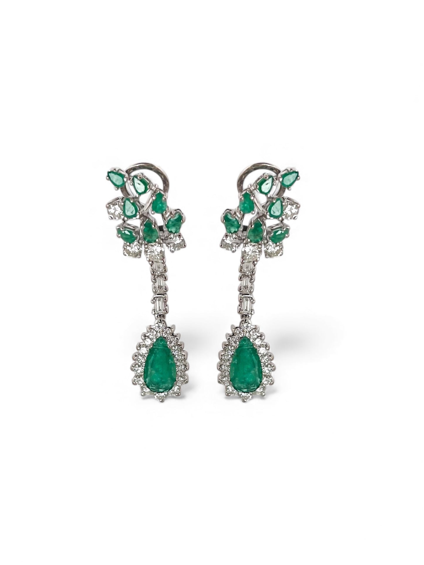 Comprar pendientes antiguos largos de oro blanco de 18kt, 23 diamantes y 8 esmeraldas talla pera. Joyas de esmeraldas y diamantes antiguas al mejor precio.