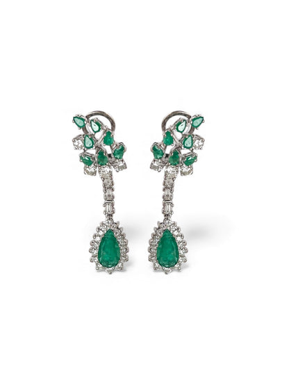 Comprar pendientes antiguos largos de oro blanco de 18kt, 23 diamantes y 8 esmeraldas talla pera. Joyas de esmeraldas y diamantes antiguas al mejor precio.
