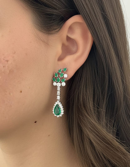 Comprar pendientes antiguos largos de oro blanco de 18kt, 23 diamantes y 8 esmeraldas talla pera. Joyas de esmeraldas y diamantes antiguas al mejor precio.