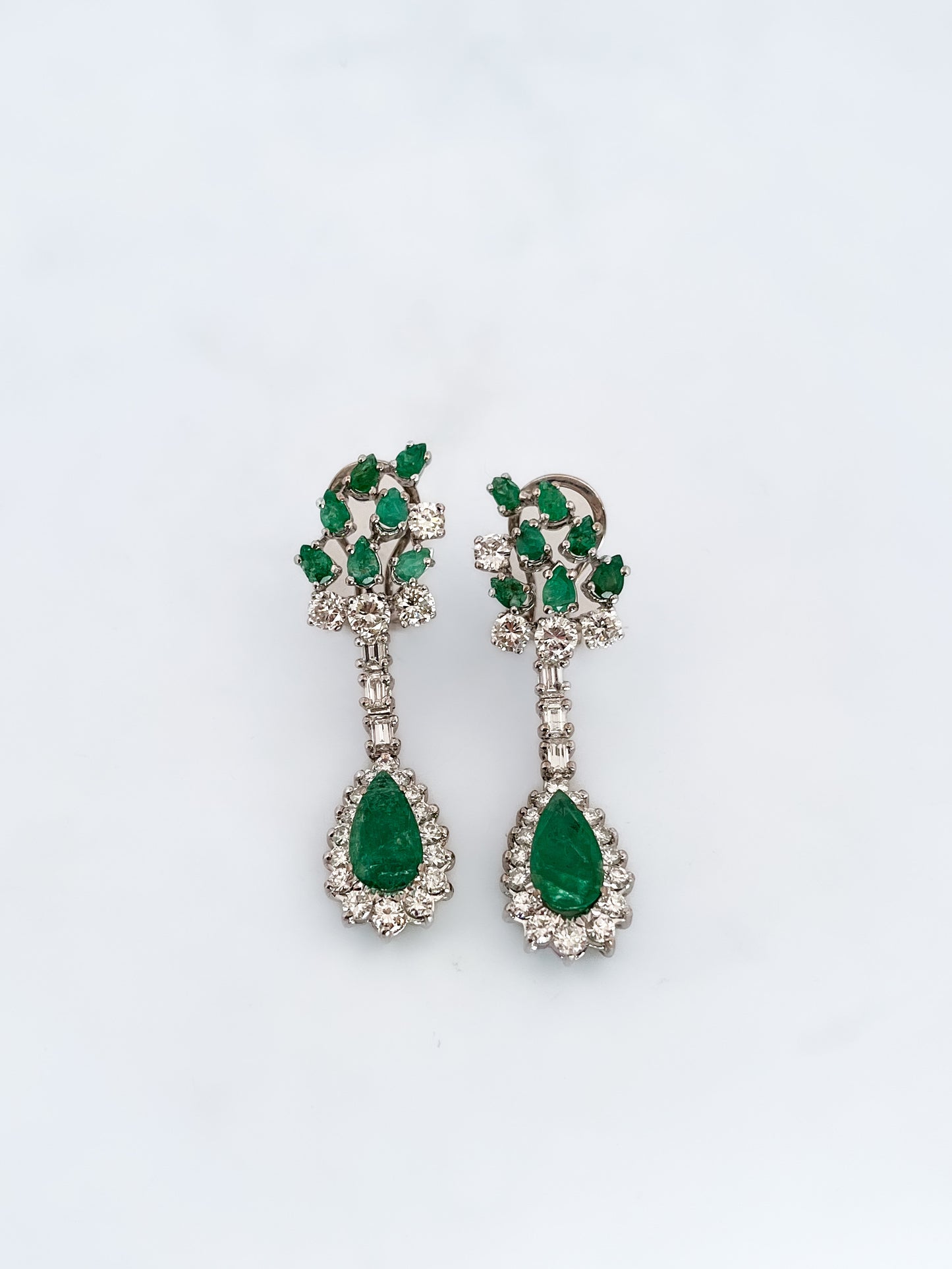 Comprar pendientes antiguos largos de oro blanco de 18kt, 23 diamantes y 8 esmeraldas talla pera. Joyas de esmeraldas y diamantes antiguas al mejor precio.
