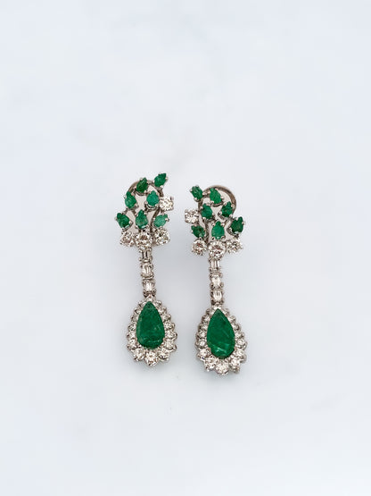Comprar pendientes antiguos largos de oro blanco de 18kt, 23 diamantes y 8 esmeraldas talla pera. Joyas de esmeraldas y diamantes antiguas al mejor precio.