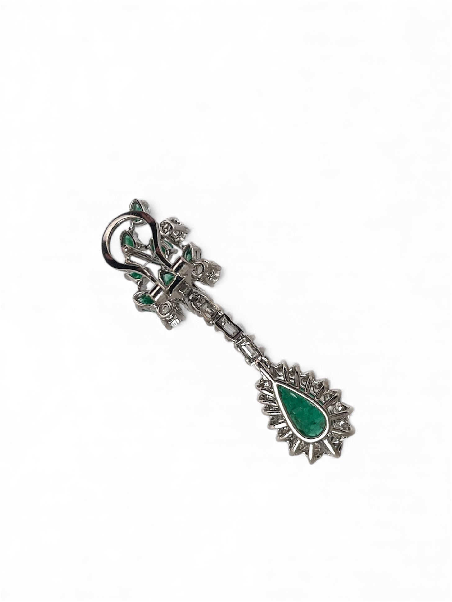 Comprar pendientes antiguos largos de oro blanco de 18kt, 23 diamantes y 8 esmeraldas talla pera. Joyas de esmeraldas y diamantes antiguas al mejor precio.