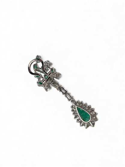 Comprar pendientes antiguos largos de oro blanco de 18kt, 23 diamantes y 8 esmeraldas talla pera. Joyas de esmeraldas y diamantes antiguas al mejor precio.