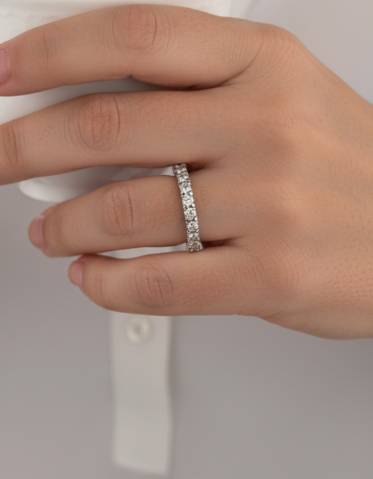 Comprar alianza entera realizada de platino con carril de 24 diamantes talla brillante con engaste en 4 grapas. Joyas de platino y diamantes vintage baratas.