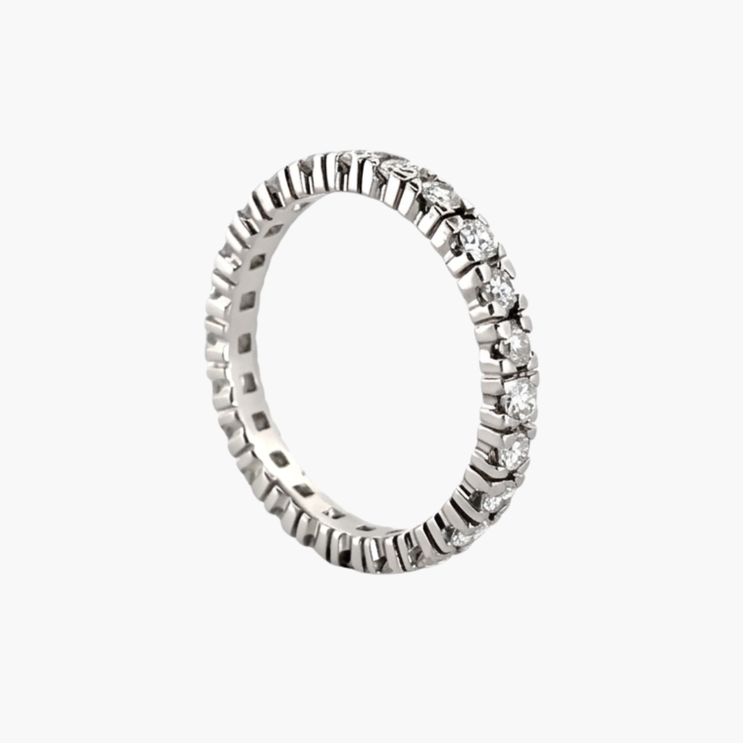 Comprar alianza entera realizada de platino con carril de 24 diamantes talla brillante con engaste en 4 grapas. Joyas de platino y diamantes vintage baratas.