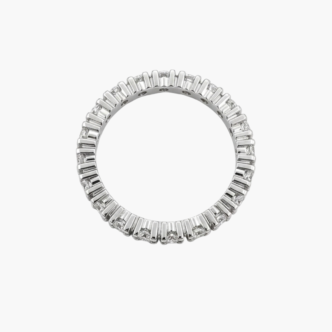 Comprar alianza entera realizada de platino con carril de 24 diamantes talla brillante con engaste en 4 grapas. Joyas de platino y diamantes vintage baratas.