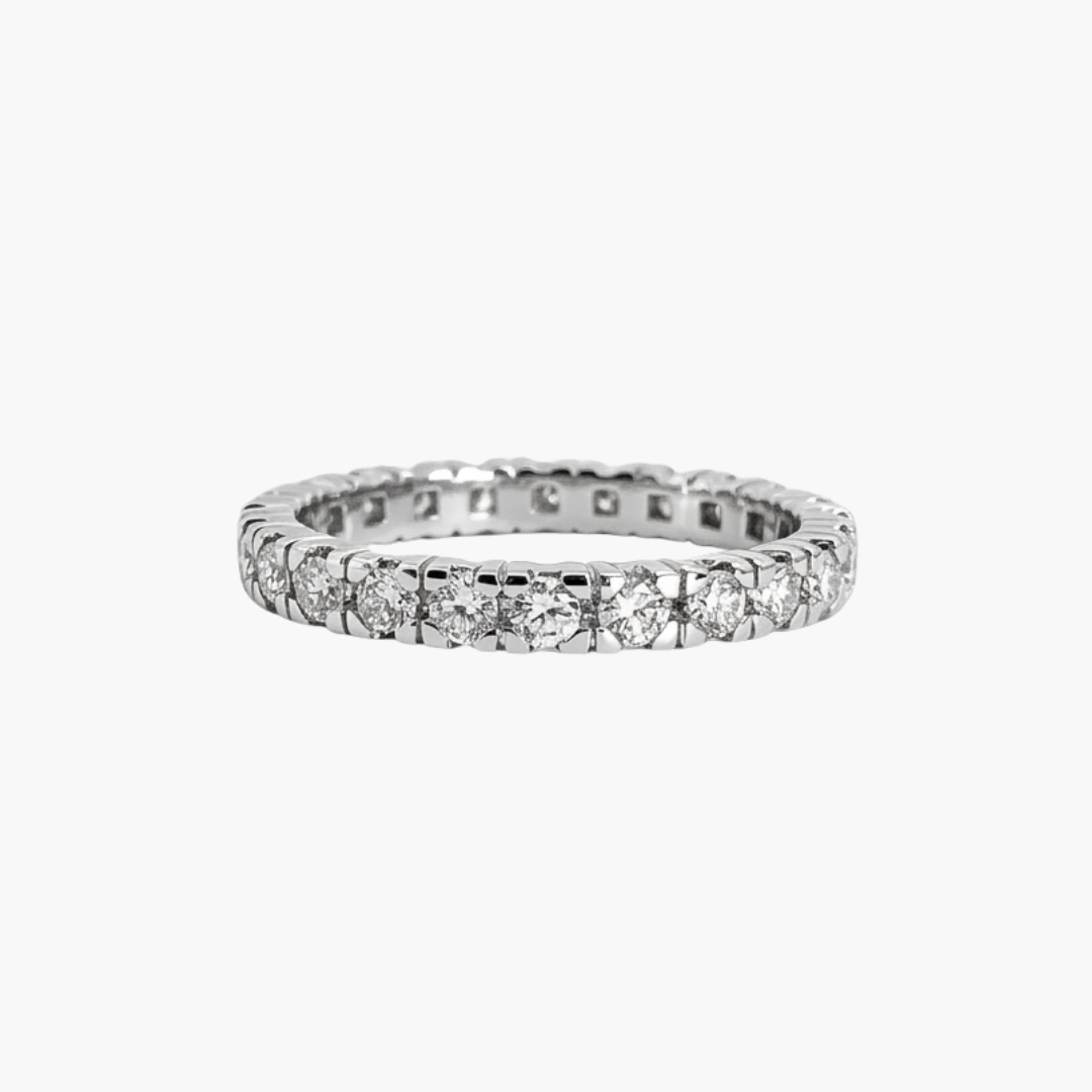 Comprar alianza entera realizada de platino con carril de 24 diamantes talla brillante con engaste en 4 grapas. Joyas de platino y diamantes vintage baratas.