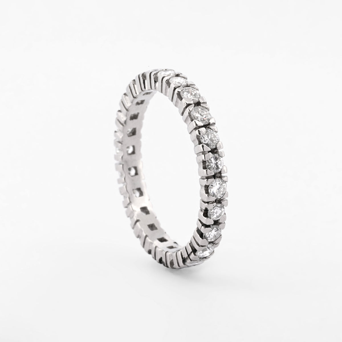 Comprar alianza entera realizada de platino con carril de 24 diamantes talla brillante con engaste en 4 grapas. Joyas de platino y diamantes vintage baratas.