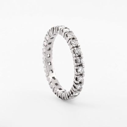 Comprar alianza entera realizada de platino con carril de 24 diamantes talla brillante con engaste en 4 grapas. Joyas de platino y diamantes vintage baratas.