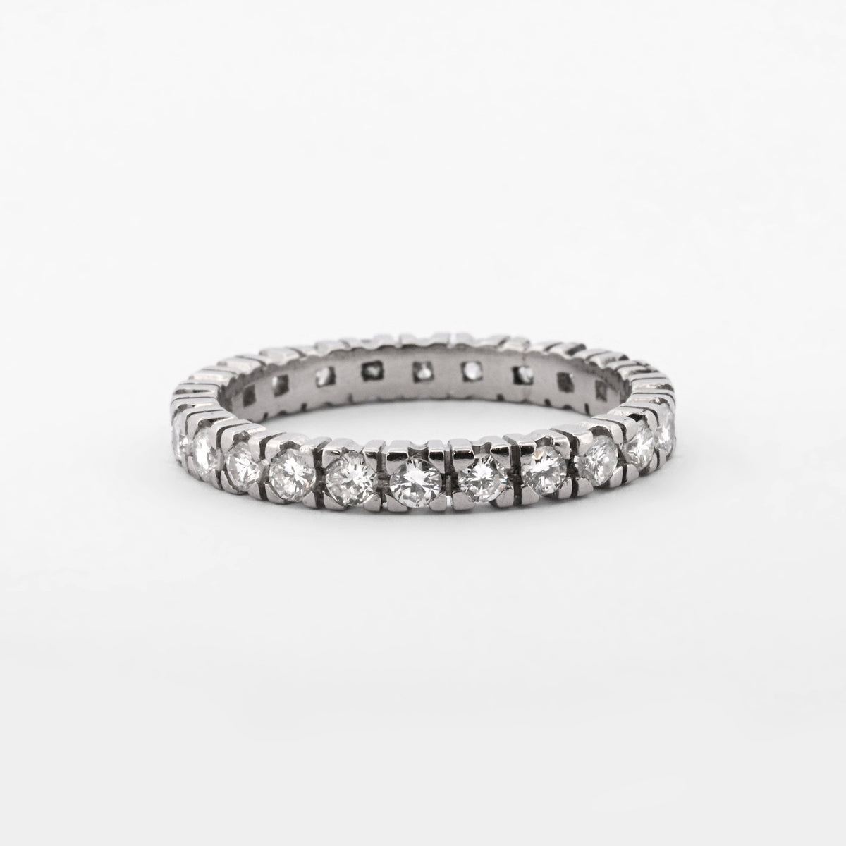 Comprar alianza entera realizada de platino con carril de 24 diamantes talla brillante con engaste en 4 grapas. Joyas de platino y diamantes vintage baratas.